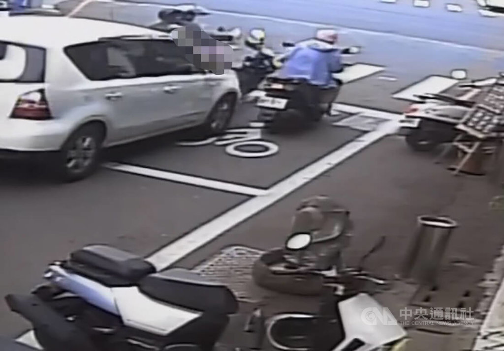 彰化自小客撞2停等紅燈機車1死2傷　肇逃棄車遭鎖定