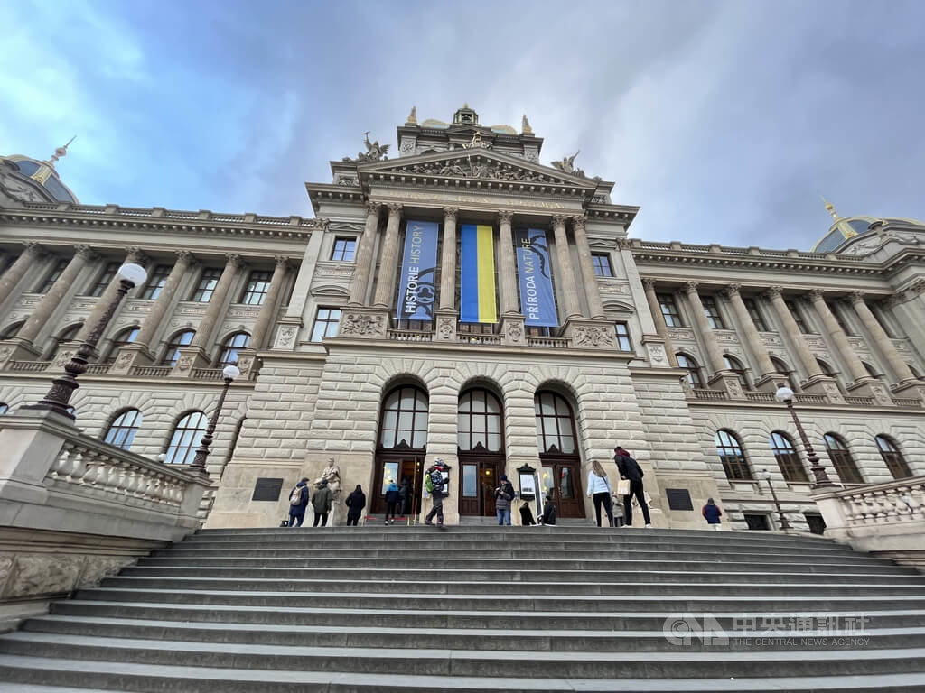 從烏克蘭國旗到故宮海報　捷博館外牆意見交鋒