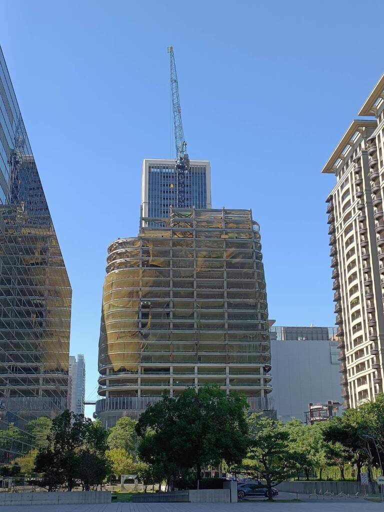 台中建案工地掉落水管 市府開罰令3天內改善