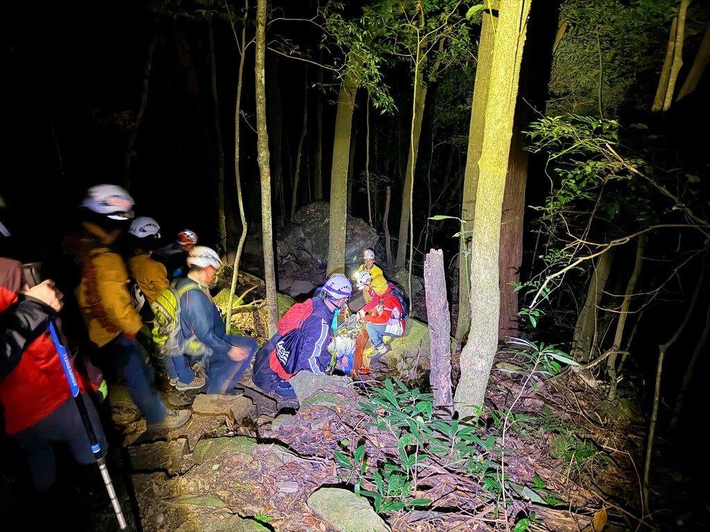 男登加里山腳踝脫臼　21消防員接力8小時漏夜搬下山