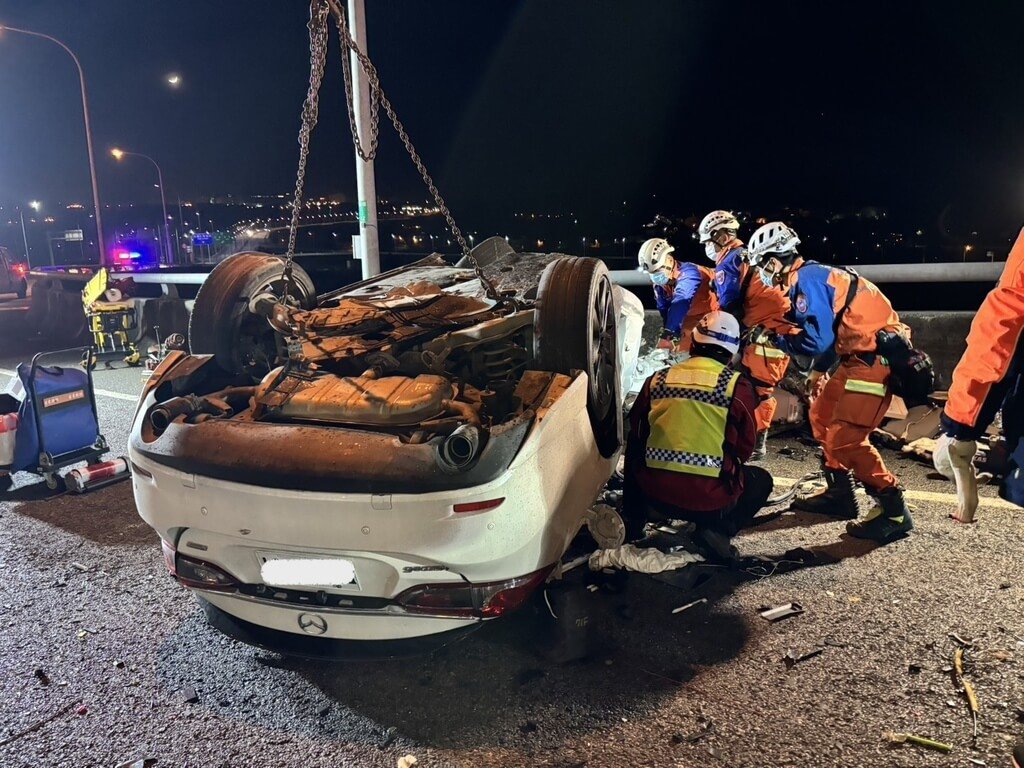 國1銅鑼匝道自小客車翻覆 男子遭夾困命危送醫 | 社會 | 中央社 CNA 國1銅鑼匝道自小客車翻覆 男子遭夾困命危送醫 | 社會 | 中央社 CNA