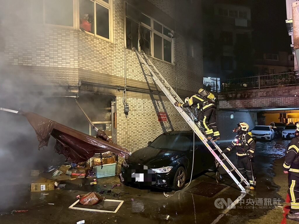 桃園楊梅深夜住宅火警 住戶急跳樓、7人逃出 | 社會 | 中央社 CNA 桃園楊梅深夜住宅火警 住戶急跳樓、7人逃出 | 社會 | 中央社 CNA