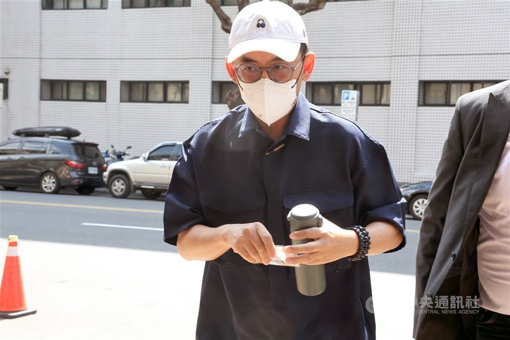 黃子佼開車撞傷女騎士涉肇事逃逸 新北檢起訴 | 社會 | 中央社 CNA 黃子佼開車撞傷女騎士涉肇事逃逸 新北檢起訴 | 社會 | 中央社 CNA