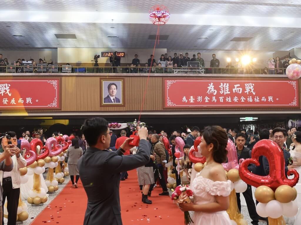 陸軍舉行聯合婚禮　官兵精準操作無人機遞送戒指