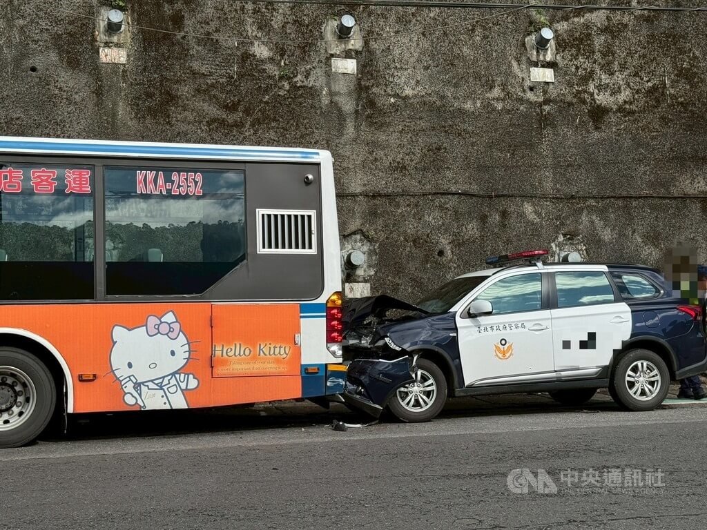 北市保大員警疑恍神撞公車 警車車頭變形無人傷 | 社會 | 中央社 CNA 北市保大員警疑恍神撞公車 警車車頭變形無人傷 | 社會 | 中央社 CNA