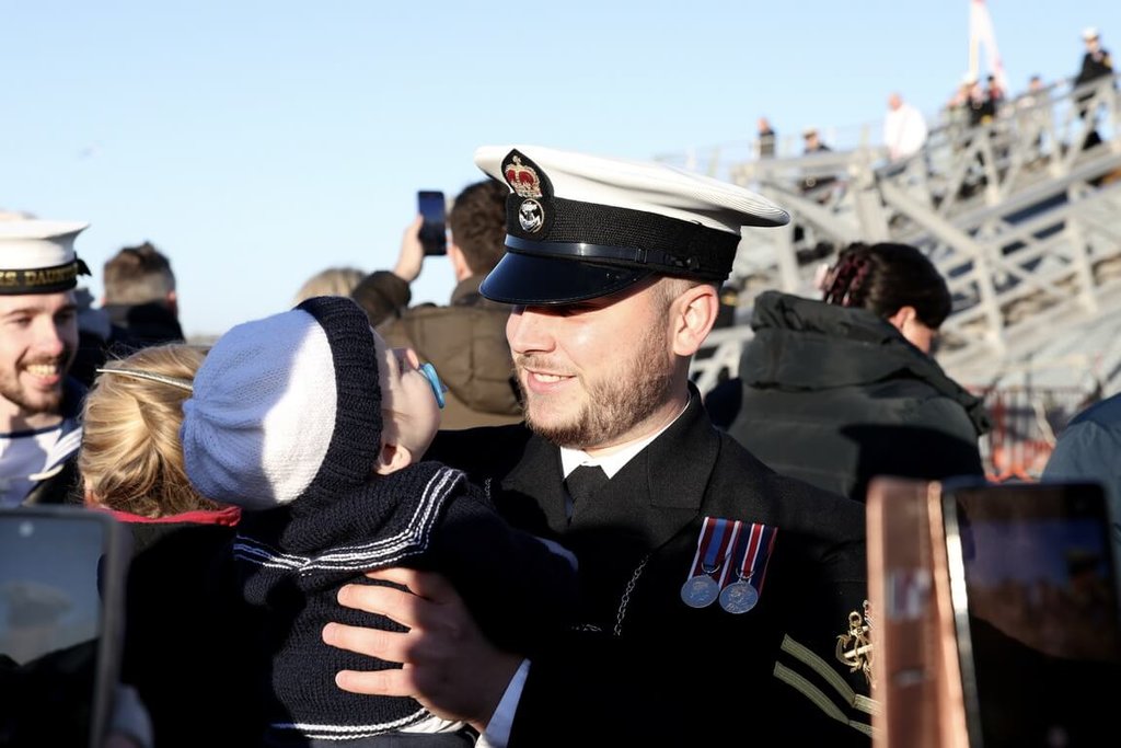 英國航艦打擊群結束近8個月高桅行動　返鄉團聚