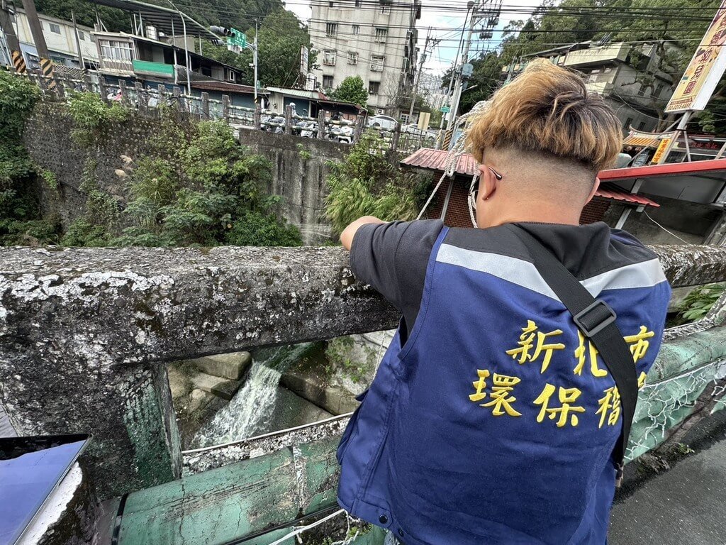 新店五重溪被染綠　環保局追查污染源