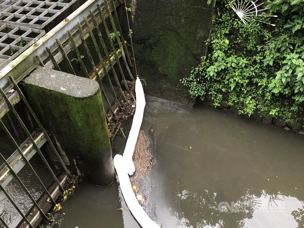 基隆源遠路大排冒出白色泡沫