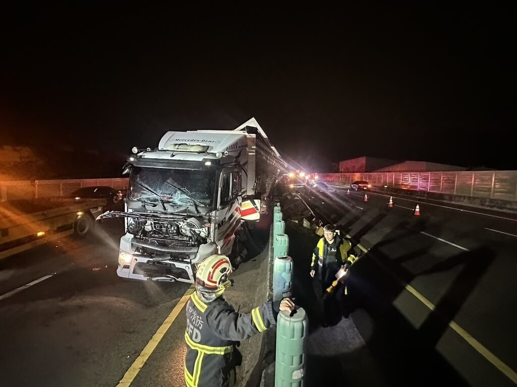 國道1號連環車禍　事故波及對向車道
