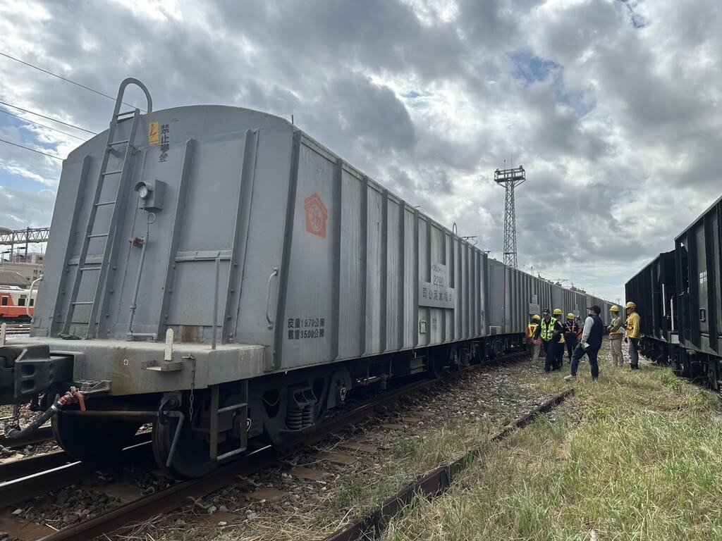 台鐵花蓮調車人員遭貨物列車撞擊　送醫搶救不治