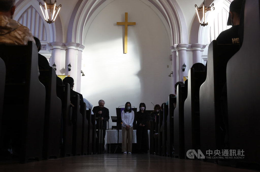 香港宏福苑火災　民眾齊聚教會默哀（2）