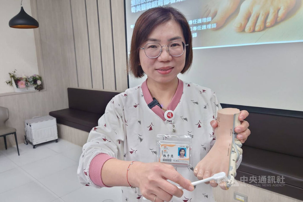 台南8旬翁趾甲厚長不願修剪　足部護理團隊助解困