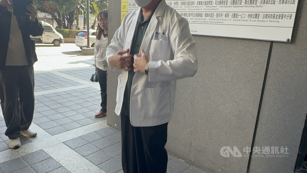 男大生遭酒駕撞死 父穿子衣出庭籲判決回應社會期待