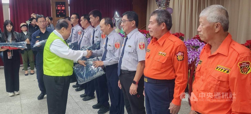 澎湖冬天寒風凜冽 縣府贈警消1900件防寒外套