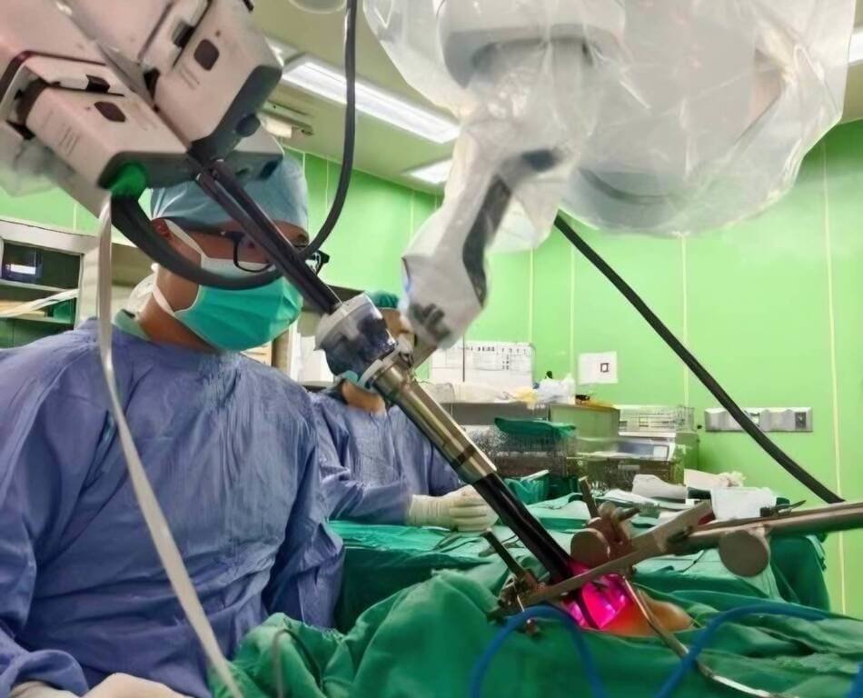 反轉少見喉癌全喉切除惡夢 單孔機器手臂助留聲