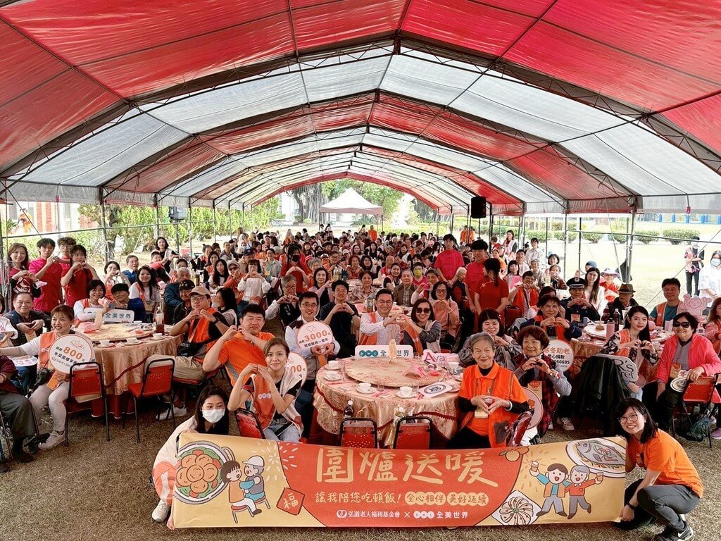 弘道基金會攜手企業邀學生義煮　陪伴弱勢長輩圍爐