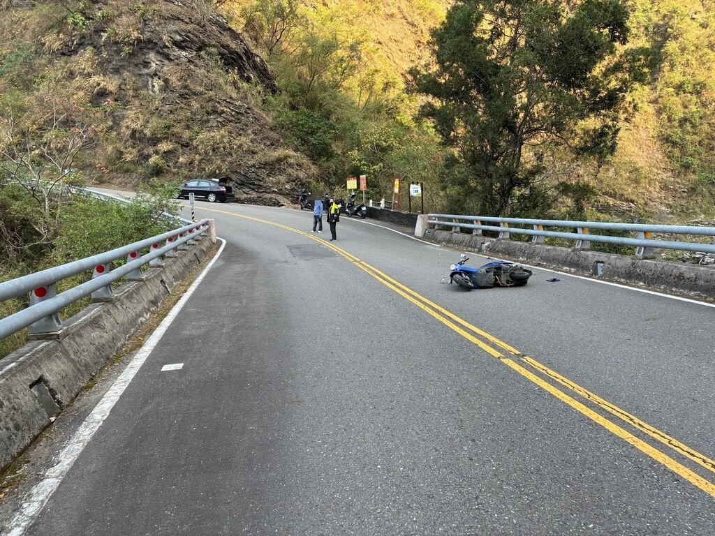 8旬婦騎機車疑自撞護欄 墜落屏東霧台鄉橋下