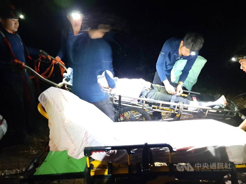 台中東卯山登山意外 婦人扭傷腳踝消防背下山送醫