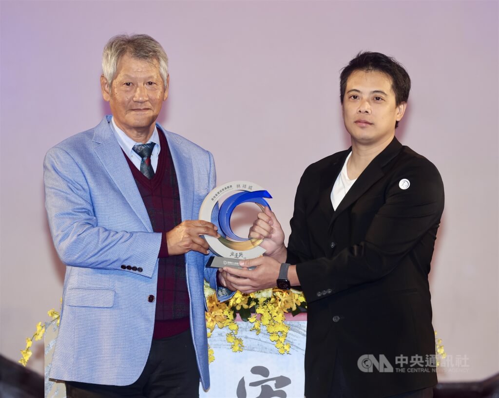 鞍馬王子林祥威華麗轉身　獲宏道獎感念啟蒙教練