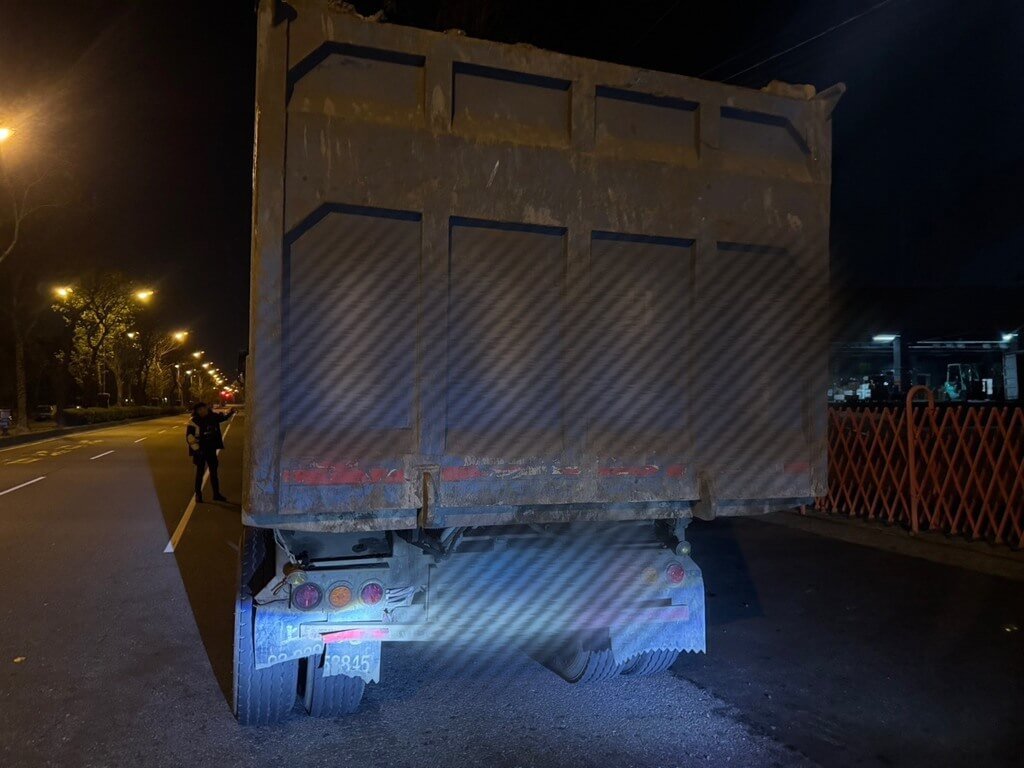 砂石車滿載土石查無清運聯單 警認可疑攔阻防濫倒