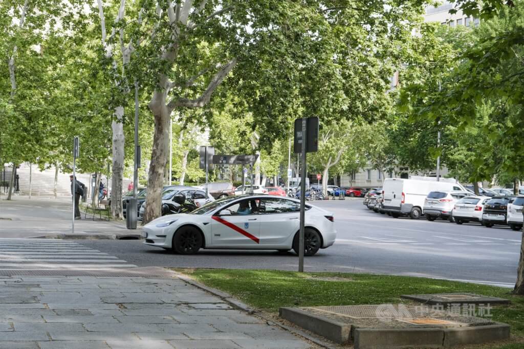 圖為在馬德里市中心行駛的電動計程車。(中央社檔案照片)