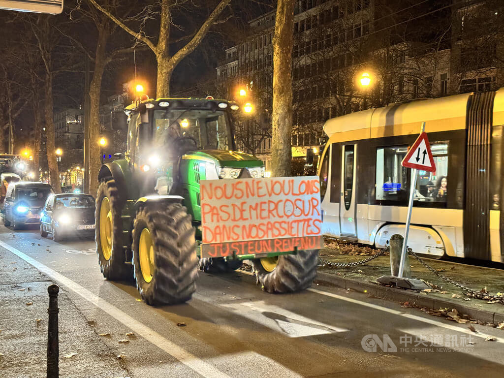 反對與南美簽自貿協議 歐盟農民開拖拉機癱瘓交通