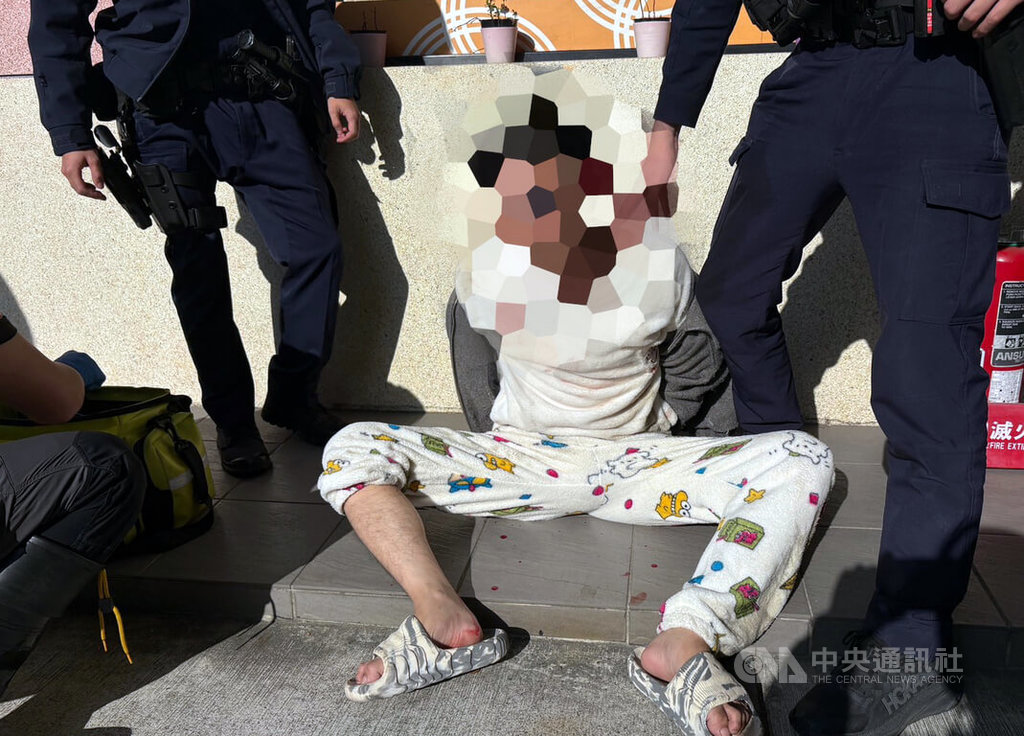 男持雙刀闖加油站便利商店 新北警壓制送辦