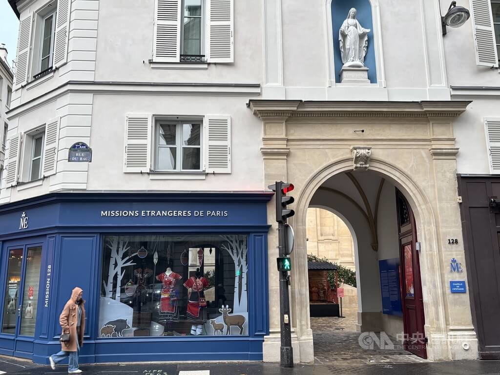 巴黎外方傳教會展示台灣木雕馬槽及原住民服飾