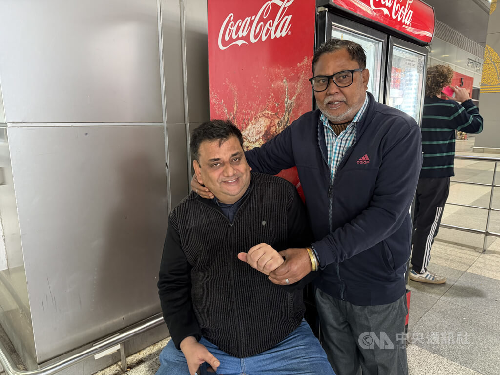 德里霧霾導致航班延誤　民眾苦等家人