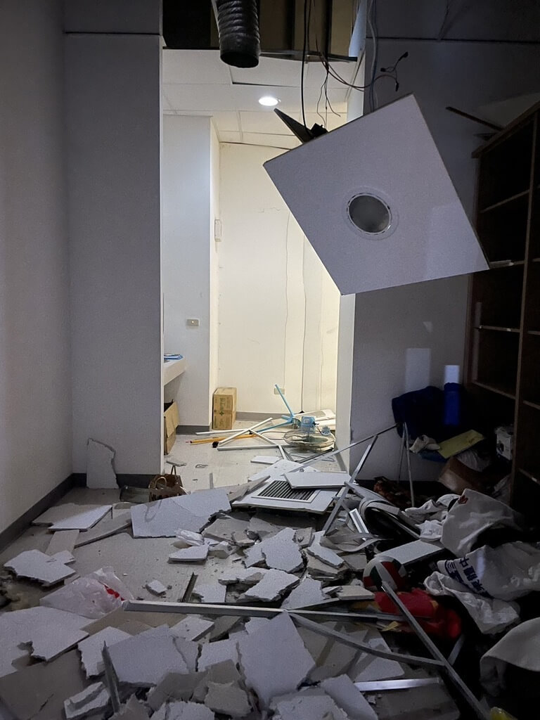 強震影響　台東體中硬體設備受損慘（2）