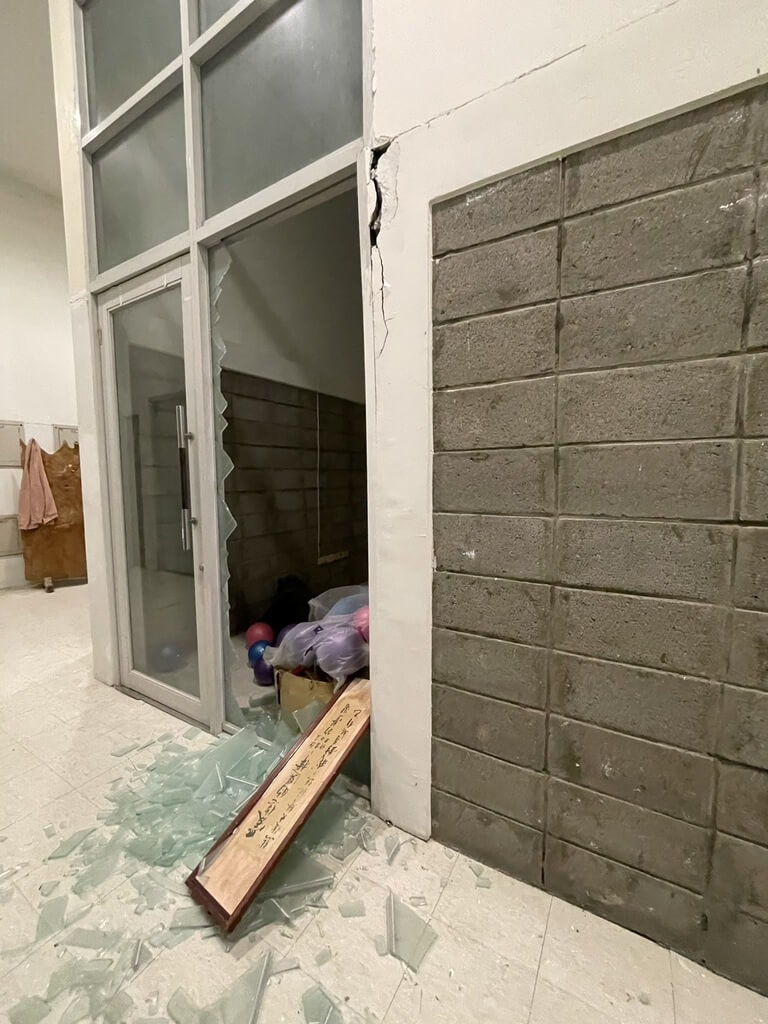 強震影響　台東體中硬體設備受損慘（3）