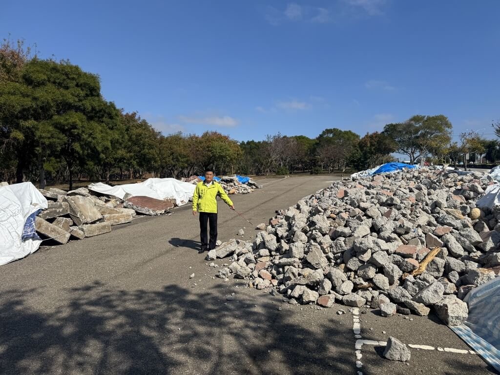 台中沙鹿綠地停車場遭堆置廢棄物　議員要求恢復