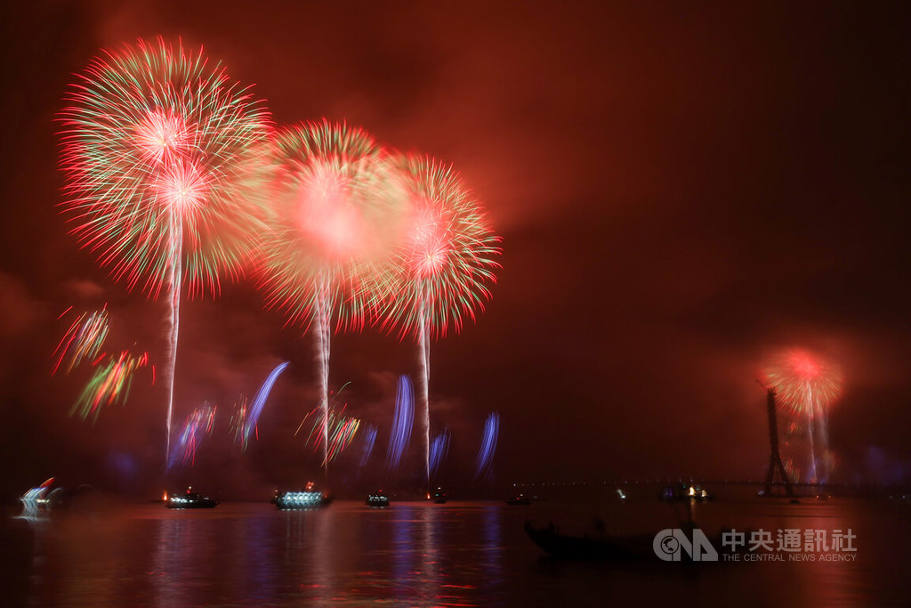 閃耀新北1314跨河煙火登場（3）