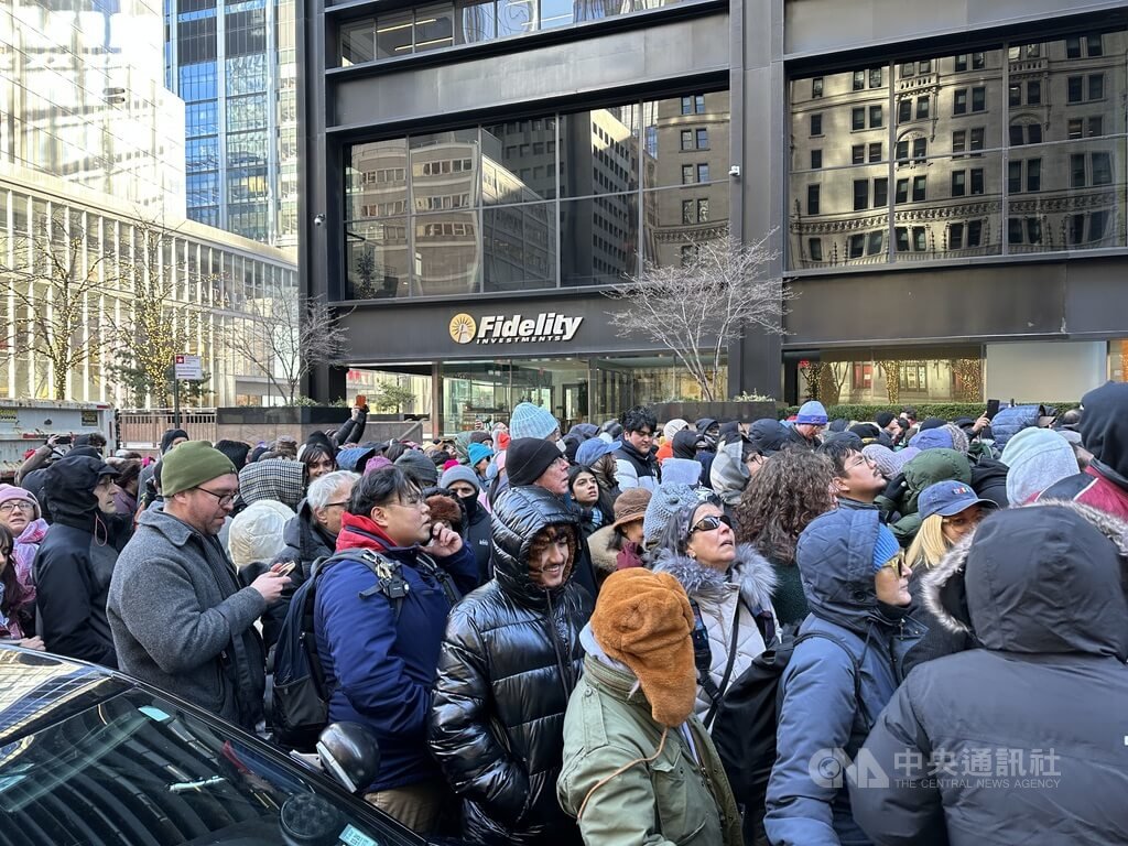 曼達尼就職吸引人潮