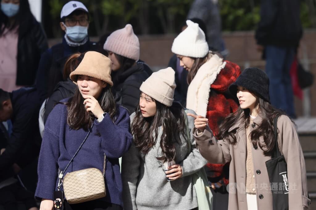 台灣北部近日受冷空氣影響，週末雖然天氣晴朗，但氣溫較低，台北車站前民眾戴上帽子保暖。中央社記者王飛華攝　115年1月3日