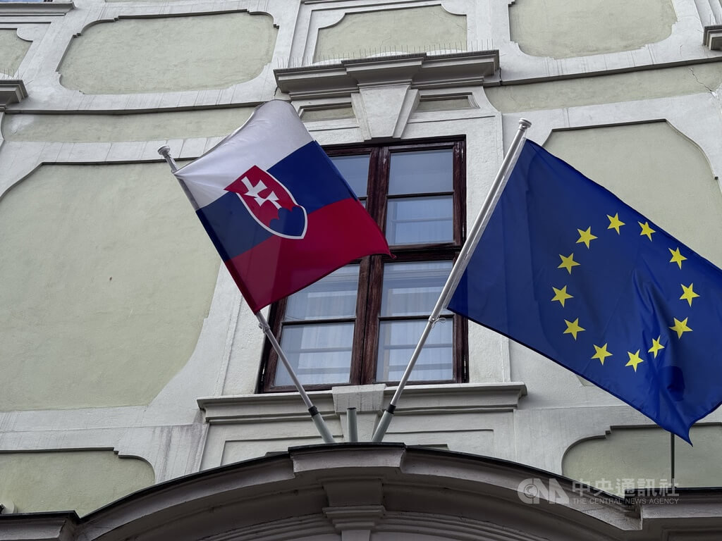 斯洛伐克國旗加入國徽  明確區分捷克斯洛伐克國旗