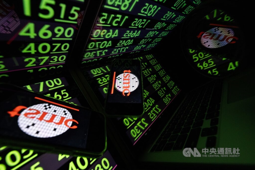 台股盤中跌逾400點失守3萬點 記憶體股重挫