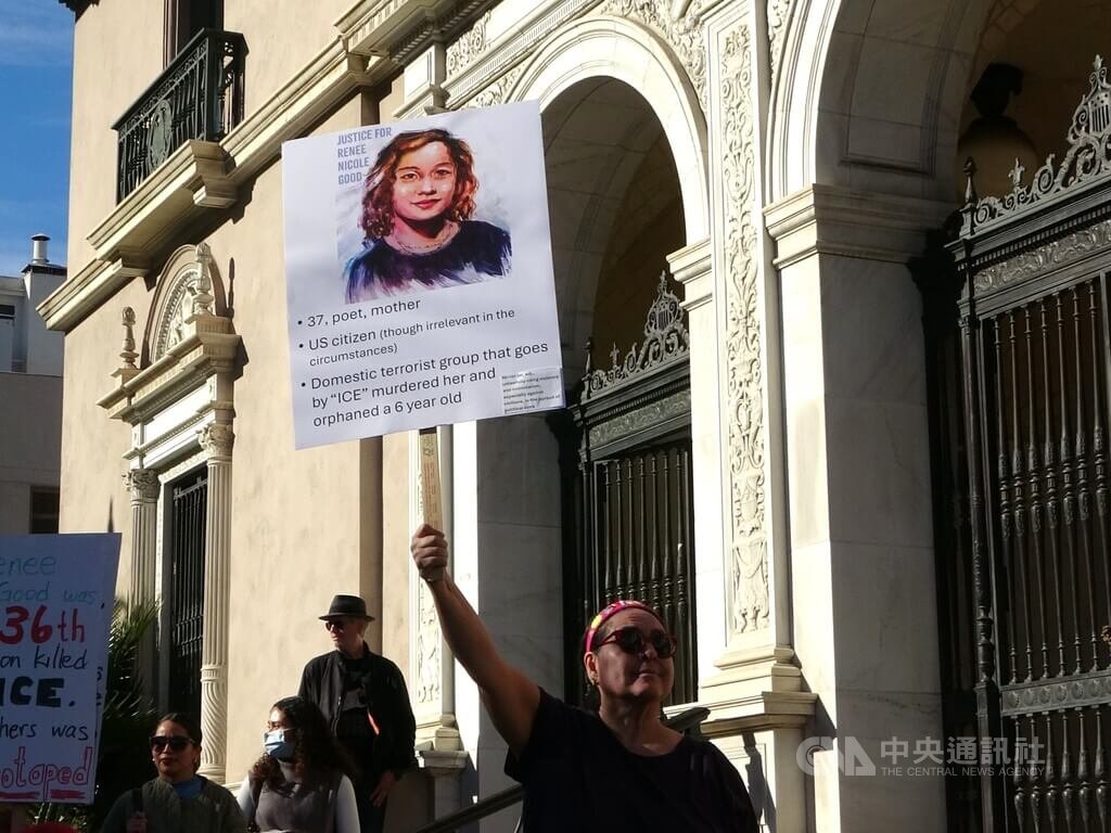 洛杉磯群眾舉古德照片抗議ICE