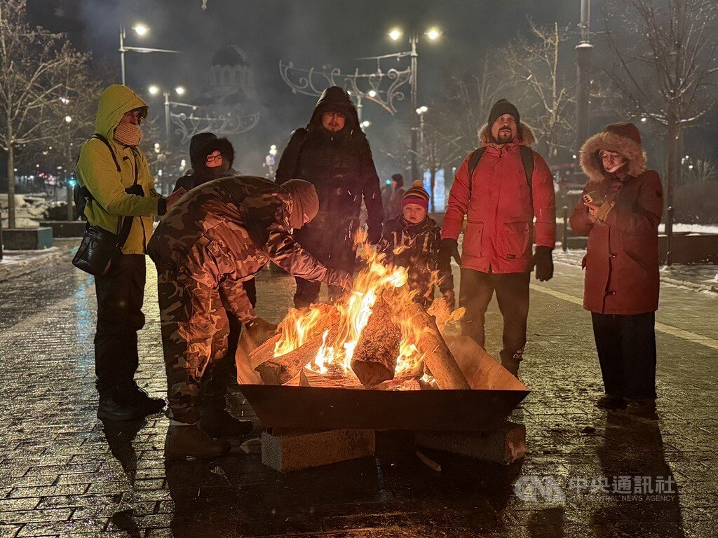 立陶宛自由捍衛者日追思殉難者 民眾與篝火