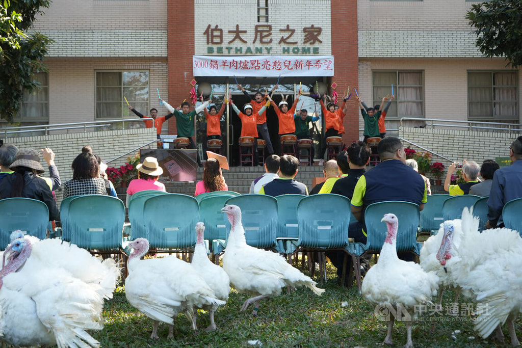 屏東伯大尼之家院區可見動物悠哉漫步