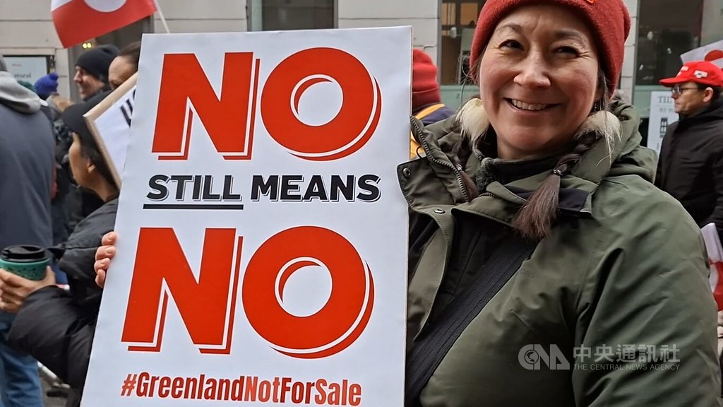 格陵蘭生物學家達爾手舉「不就是不」標語牌