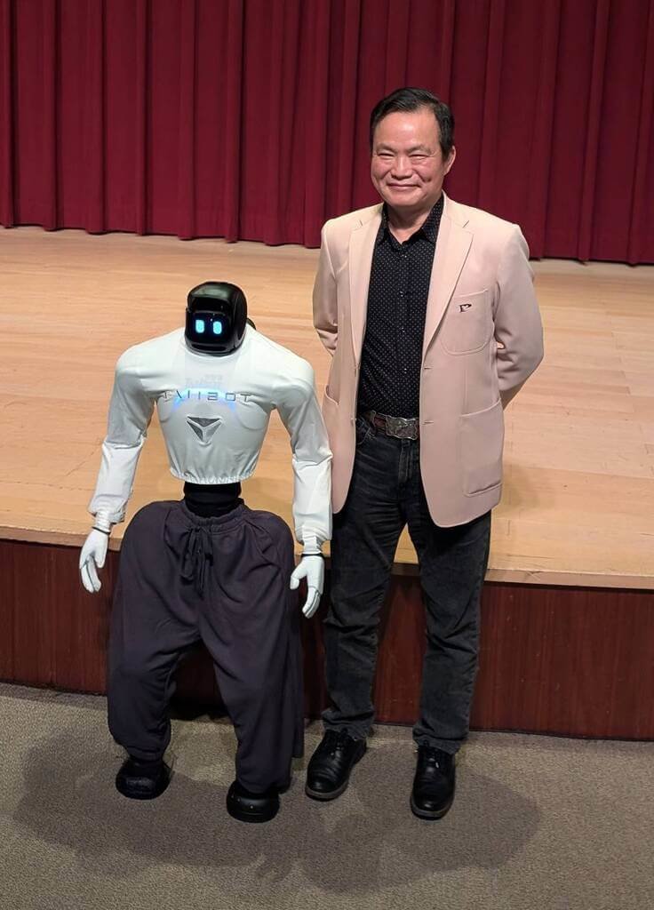 上緯人形機器人整合AI動作識別 舞台秀人機共舞