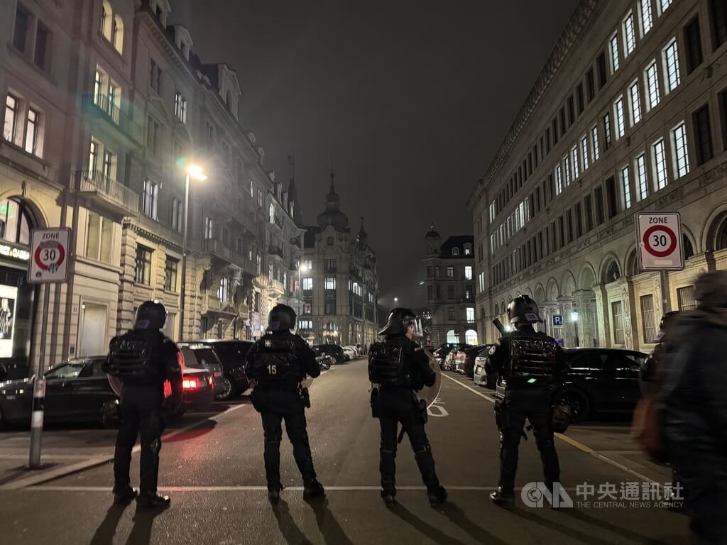瑞士蘇黎世鎮暴警察待命
