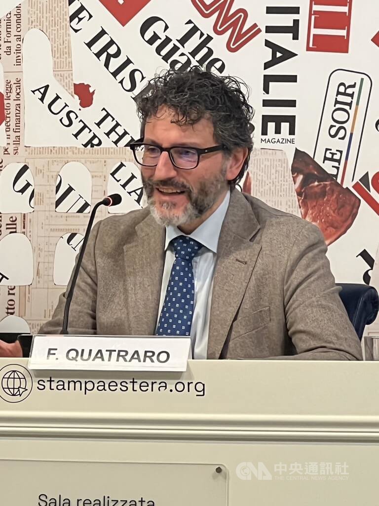 義大利SPOKE5專案負責人、杜林大學經濟學教授夸特拉羅（Francesco Quatraro）20日向外媒記者說明，該專案以數據研究推動循環經濟轉型，並透過創新敘事模式向公眾解釋。中央社記者黃雅詩羅馬攝　115年1月21日
