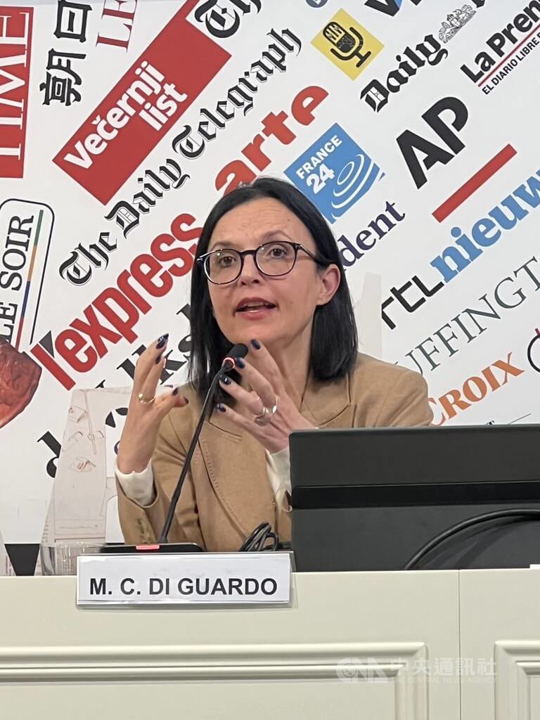 卡利亞里大學（Università di Cagliari）教授迪瓜爾多（Maria Chiara Di Guardo）20日向外媒記者說明，SPOKE5計畫如何以網路劇、Podcast等深入淺出方式，解釋循環經濟這類嚴肅課題。中央社記者黃雅詩羅馬攝　115年1月21日