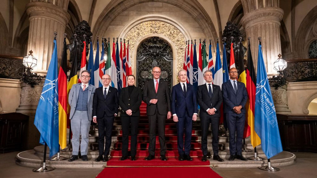 第三屆北海高峰會在德國漢堡舉行,各國領袖與代表在會場內合影。峰會聚焦離岸風電、跨國電網與氫能發展,與會成員並共同簽署「漢堡能源宣言」,強化北海再生能源合作。(德國聯邦政府提供)中央社記者林尚縈柏林傳真 115年1月27日