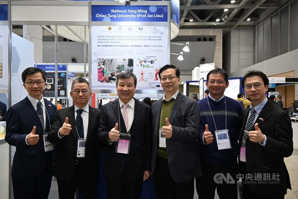 駐日代表李逸洋參觀奈米科技展　與參展方合影