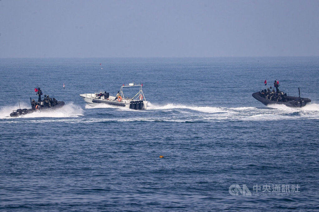 海軍春節加強戰備演練　突擊艇攔截盤查（1）