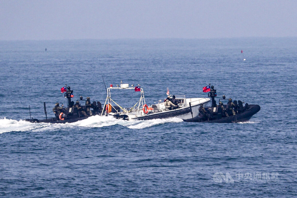 海軍春節加強戰備演練　突擊艇攔截盤查（2）