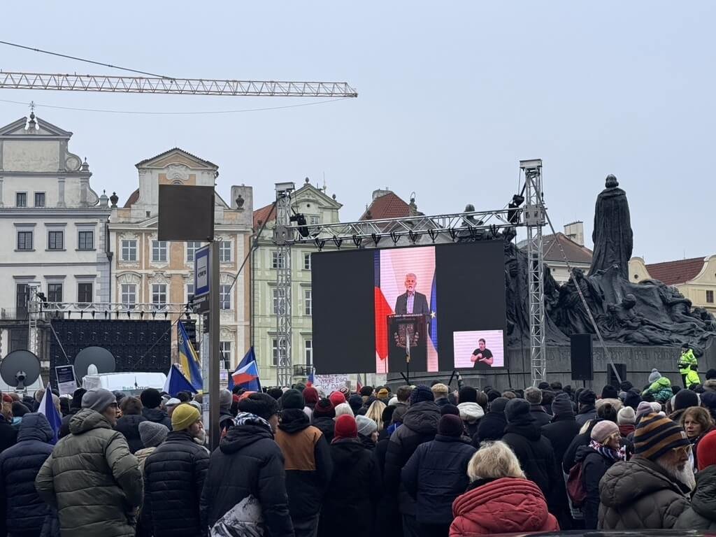捷克民眾聚集布拉格舊城廣場支持總統